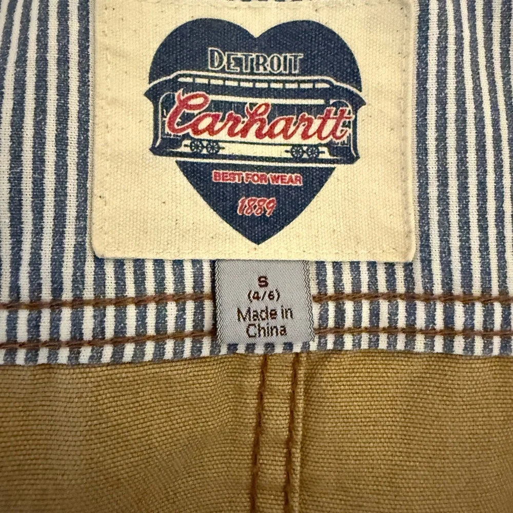 Carhartt Woman’s Vest with removal hood - Picture 4 of 6